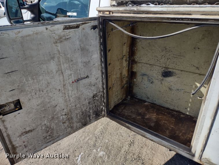 image for item MD9385 2006 Ford F550 Super Duty XL  utility bed pickup truck