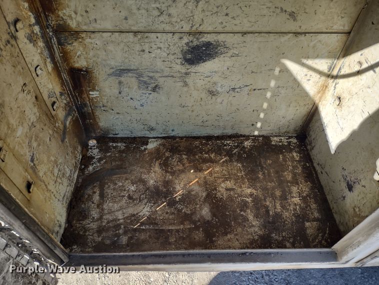 image for item MD9385 2006 Ford F550 Super Duty XL  utility bed pickup truck