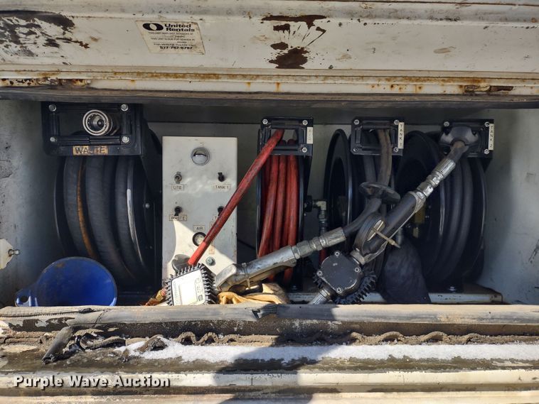 image for item MD9385 2006 Ford F550 Super Duty XL  utility bed pickup truck