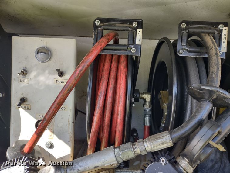 image for item MD9385 2006 Ford F550 Super Duty XL  utility bed pickup truck