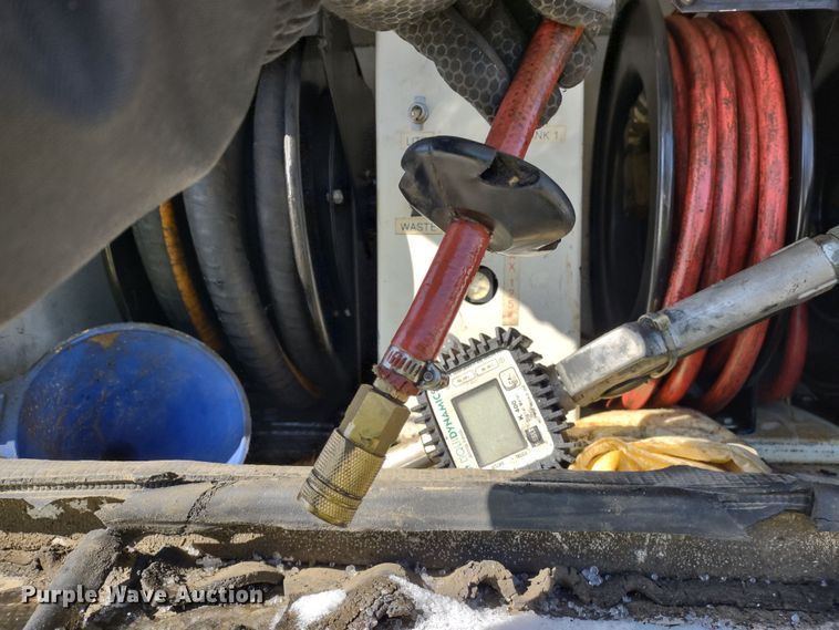 image for item MD9385 2006 Ford F550 Super Duty XL  utility bed pickup truck