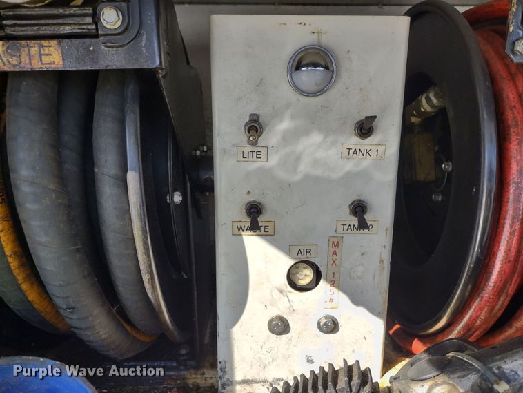 image for item MD9385 2006 Ford F550 Super Duty XL  utility bed pickup truck