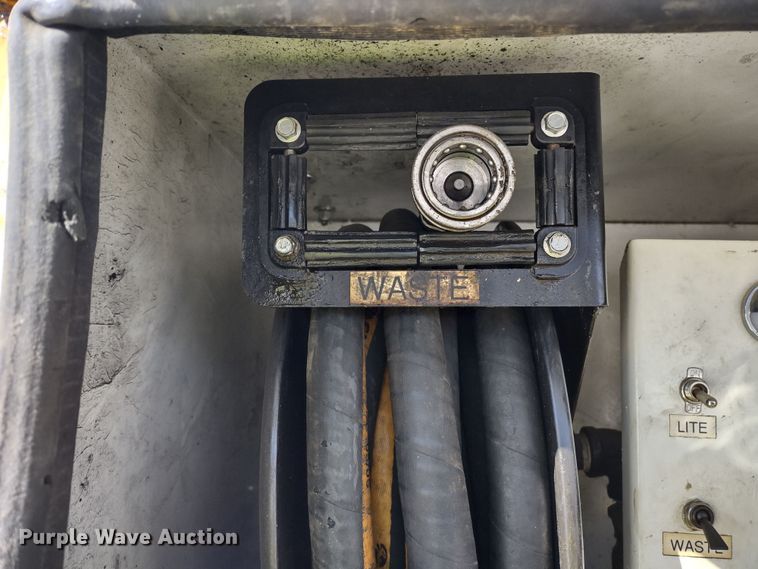 image for item MD9385 2006 Ford F550 Super Duty XL  utility bed pickup truck