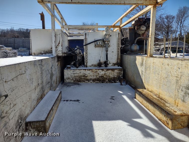 image for item MD9385 2006 Ford F550 Super Duty XL  utility bed pickup truck