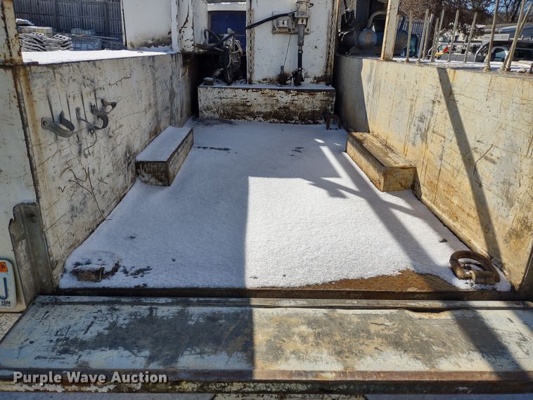 image for item MD9385 2006 Ford F550 Super Duty XL  utility bed pickup truck