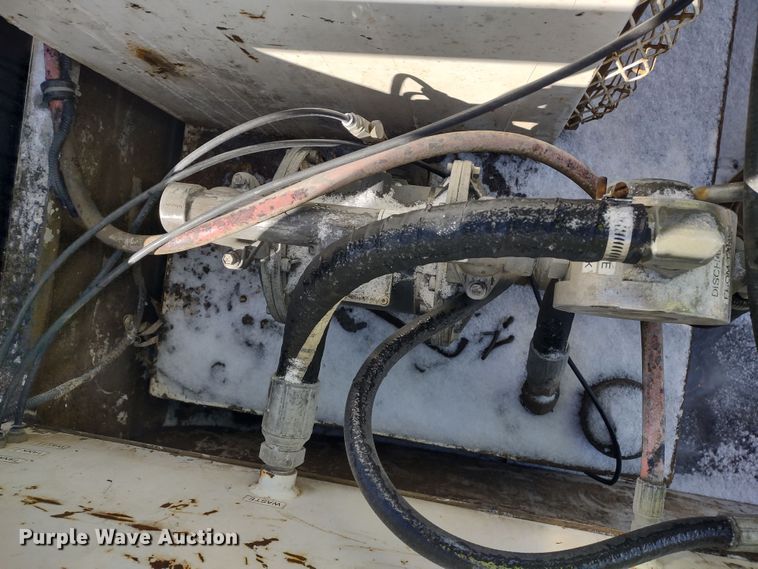 image for item MD9385 2006 Ford F550 Super Duty XL  utility bed pickup truck