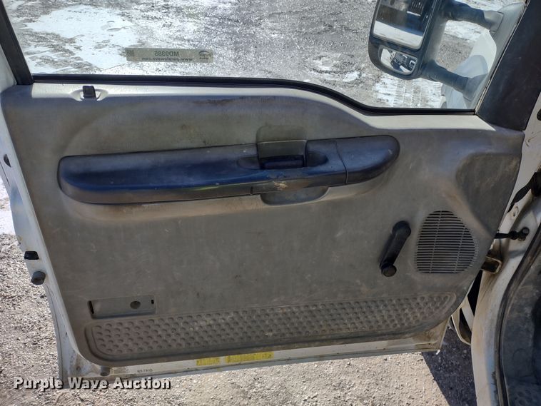 image for item MD9385 2006 Ford F550 Super Duty XL  utility bed pickup truck