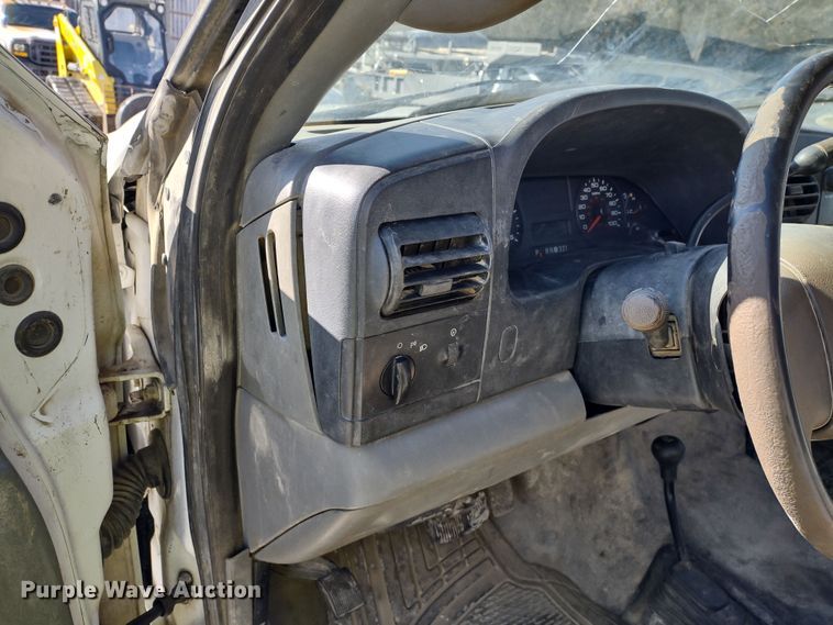 image for item MD9385 2006 Ford F550 Super Duty XL  utility bed pickup truck