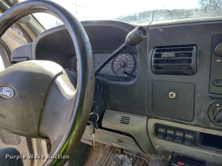 image for item MD9385 2006 Ford F550 Super Duty XL  utility bed pickup truck