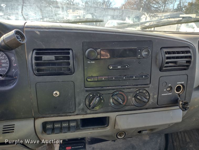 image for item MD9385 2006 Ford F550 Super Duty XL  utility bed pickup truck