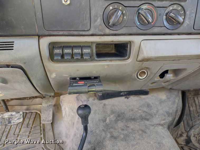 image for item MD9385 2006 Ford F550 Super Duty XL  utility bed pickup truck