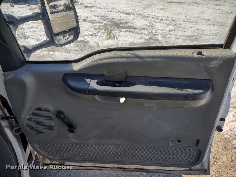 image for item MD9385 2006 Ford F550 Super Duty XL  utility bed pickup truck