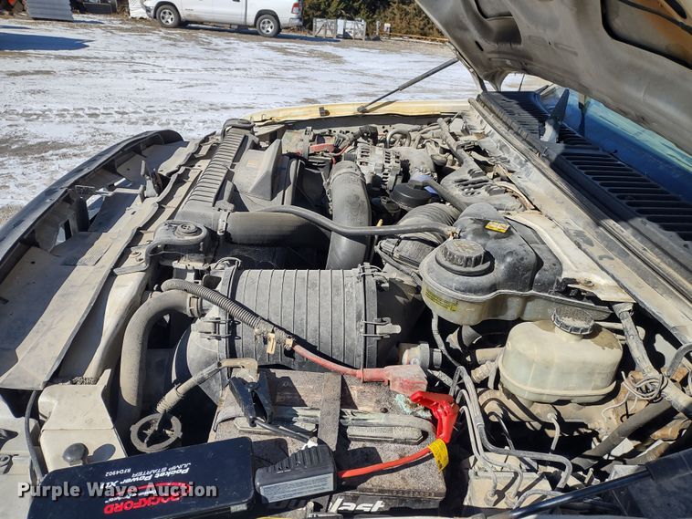 image for item MD9385 2006 Ford F550 Super Duty XL  utility bed pickup truck