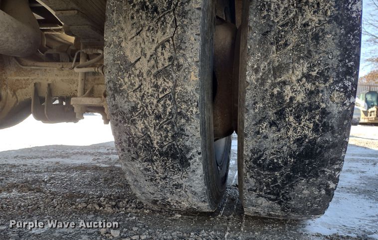 image for item MD9385 2006 Ford F550 Super Duty XL  utility bed pickup truck