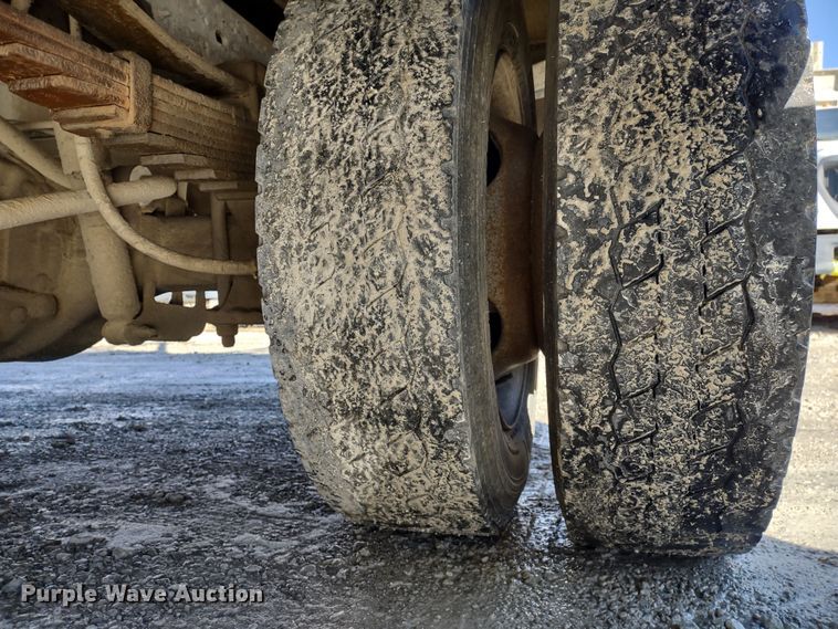 image for item MD9385 2006 Ford F550 Super Duty XL  utility bed pickup truck