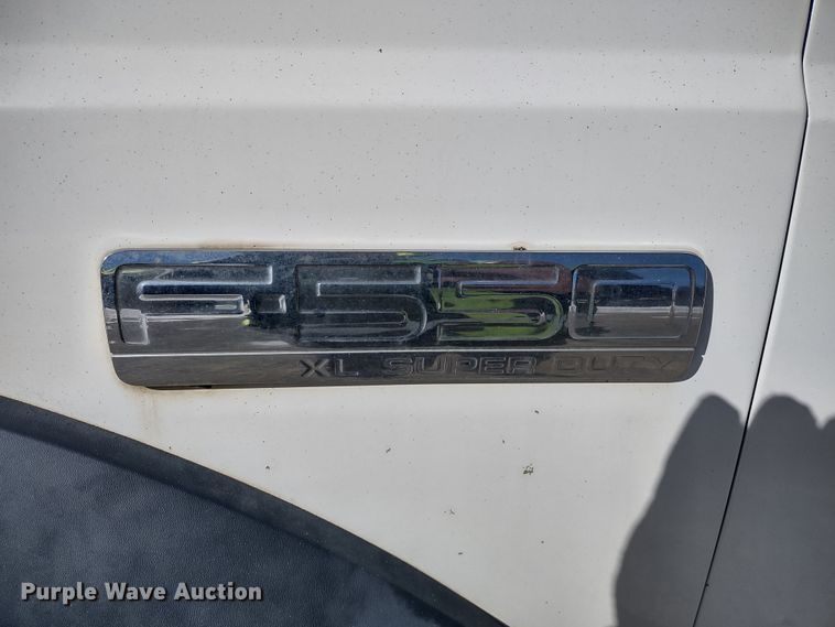 image for item MD9385 2006 Ford F550 Super Duty XL  utility bed pickup truck