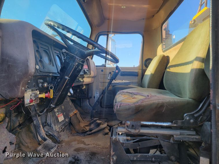 image for item ME9730 1981 International F-2654  crane truck