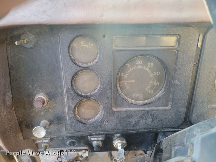 image for item ME9730 1981 International F-2654  crane truck