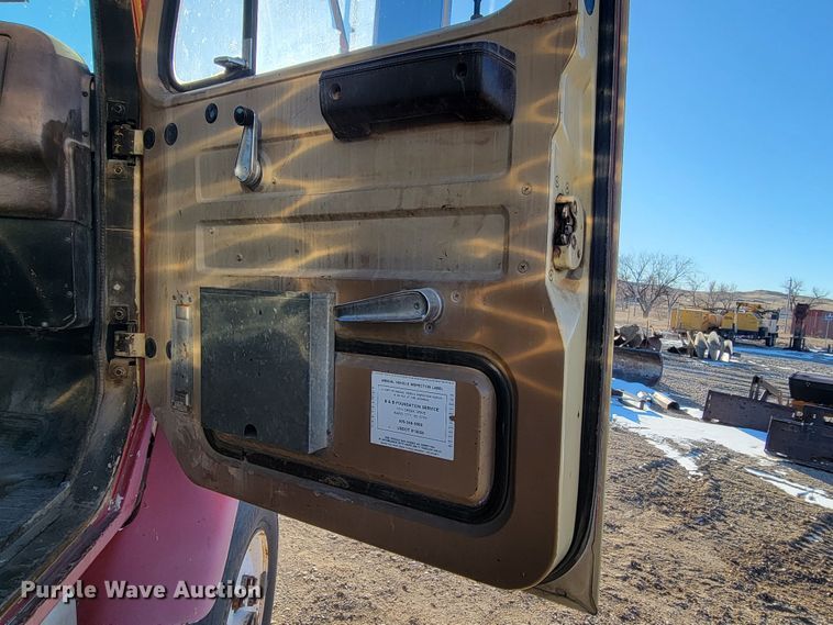 image for item ME9730 1981 International F-2654  crane truck