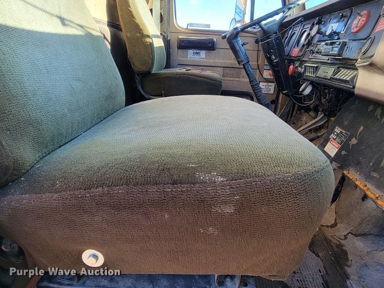 image for item ME9730 1981 International F-2654  crane truck