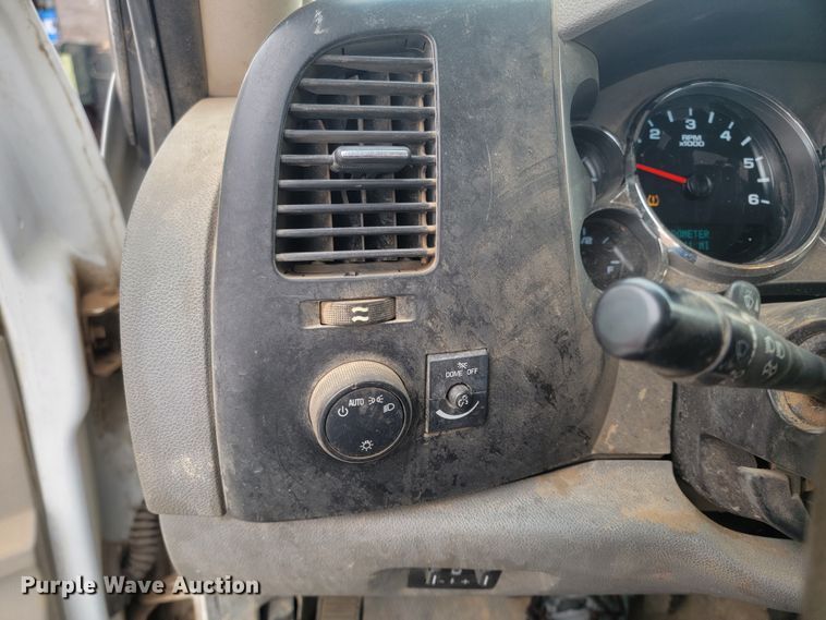 image for item ME9749 2012 Chevrolet Silverado 2500HD  Crew Cab pickup truck