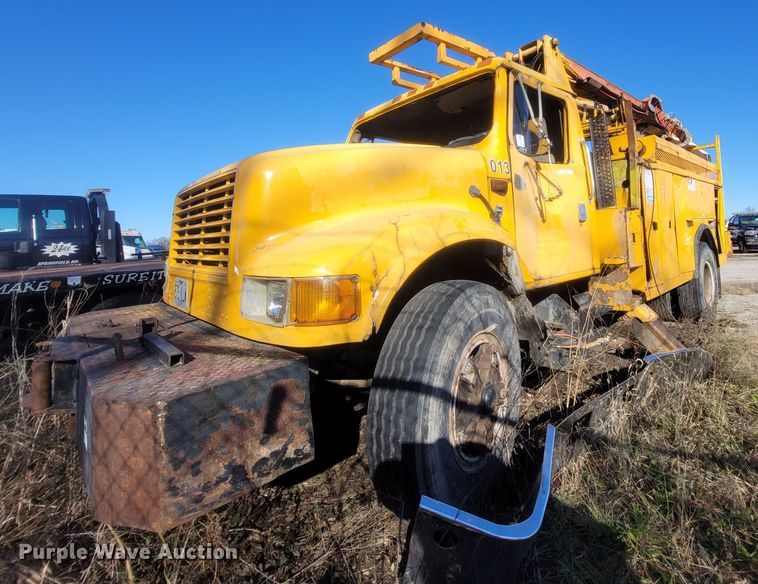 image for item MH9670 1991 International 4900  digger derrick truck