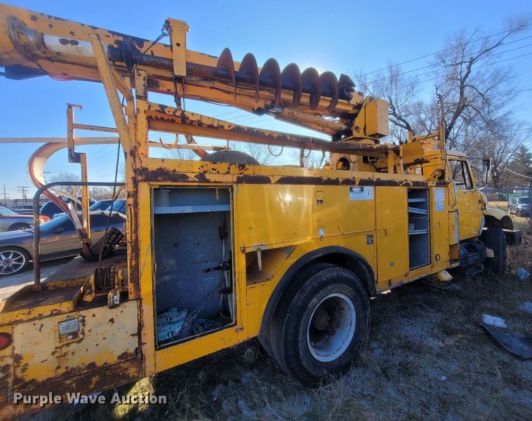 image for item MH9670 1991 International 4900  digger derrick truck