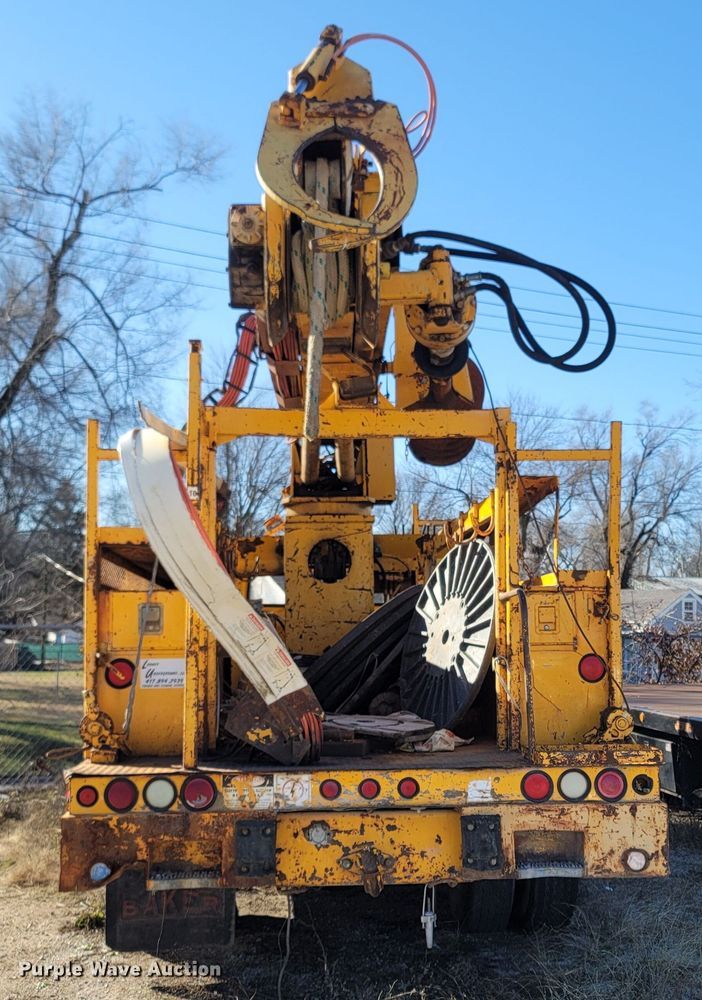 image for item MH9670 1991 International 4900  digger derrick truck