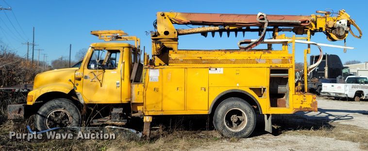 image for item MH9670 1991 International 4900  digger derrick truck