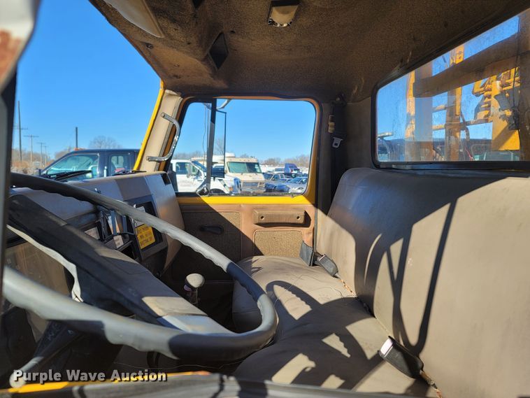 image for item MH9670 1991 International 4900  digger derrick truck