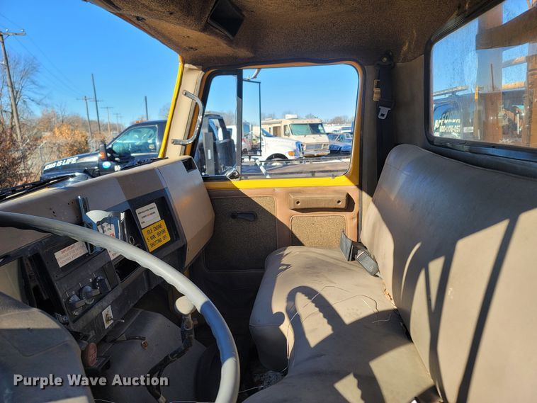 image for item MH9670 1991 International 4900  digger derrick truck