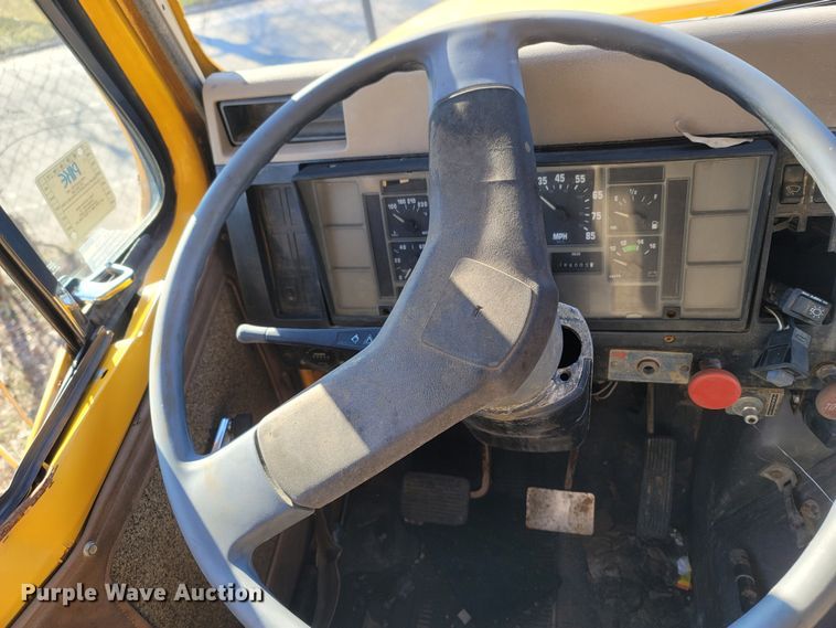 image for item MH9670 1991 International 4900  digger derrick truck