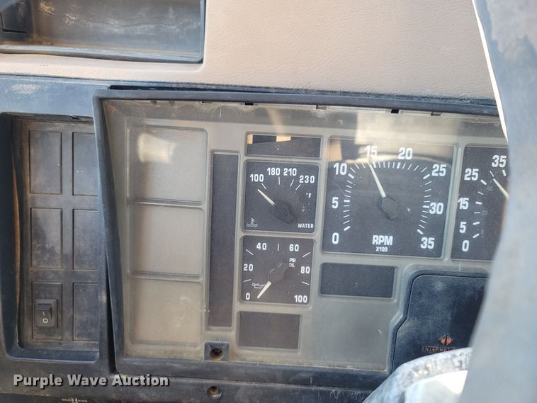 image for item MH9670 1991 International 4900  digger derrick truck