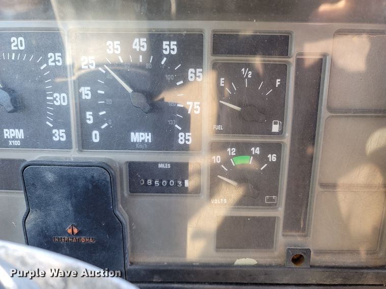 image for item MH9670 1991 International 4900  digger derrick truck