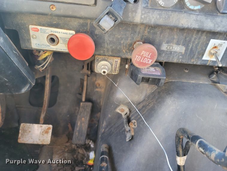 image for item MH9670 1991 International 4900  digger derrick truck