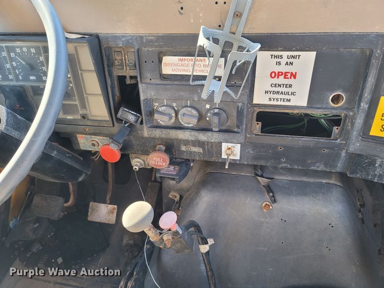 image for item MH9670 1991 International 4900  digger derrick truck