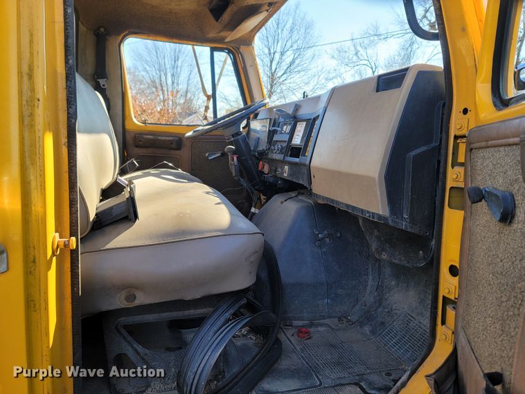 image for item MH9670 1991 International 4900  digger derrick truck