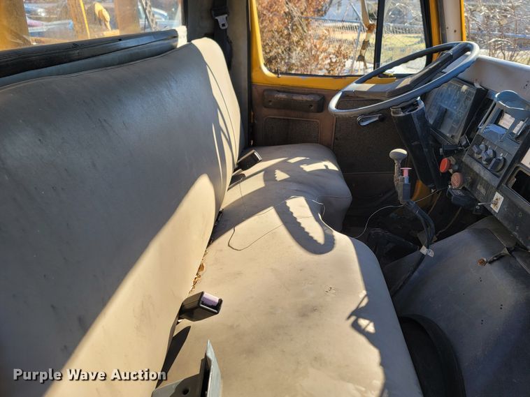 image for item MH9670 1991 International 4900  digger derrick truck