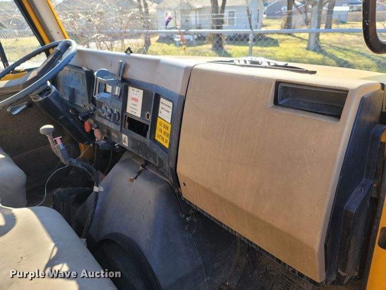 image for item MH9670 1991 International 4900  digger derrick truck