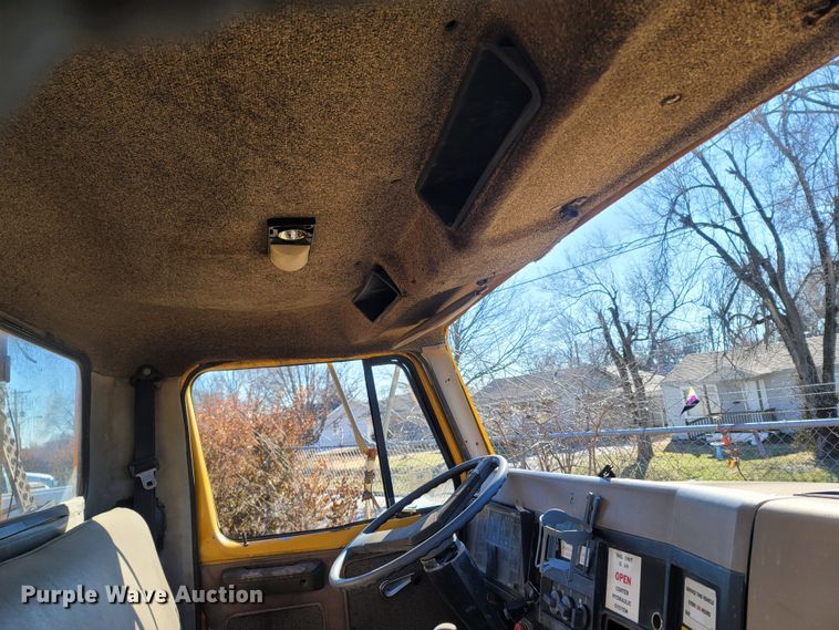 image for item MH9670 1991 International 4900  digger derrick truck