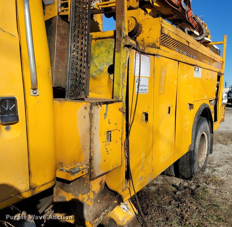 image for item MH9670 1991 International 4900  digger derrick truck