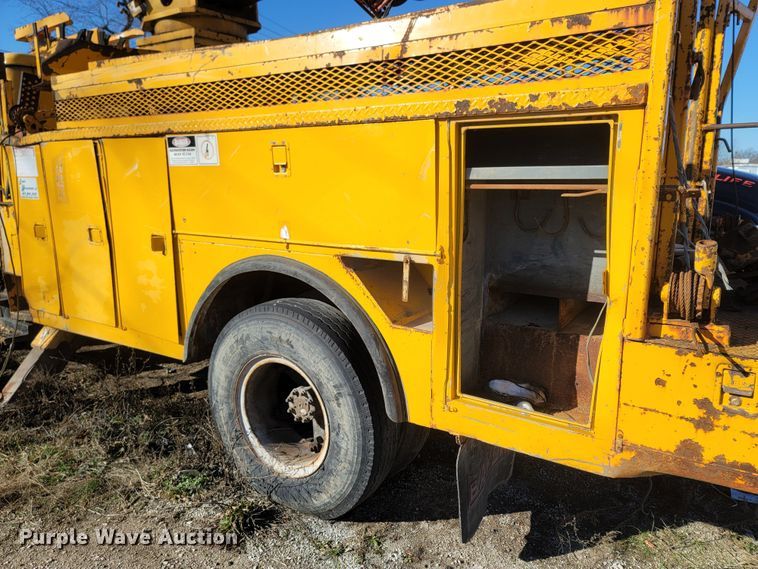 image for item MH9670 1991 International 4900  digger derrick truck