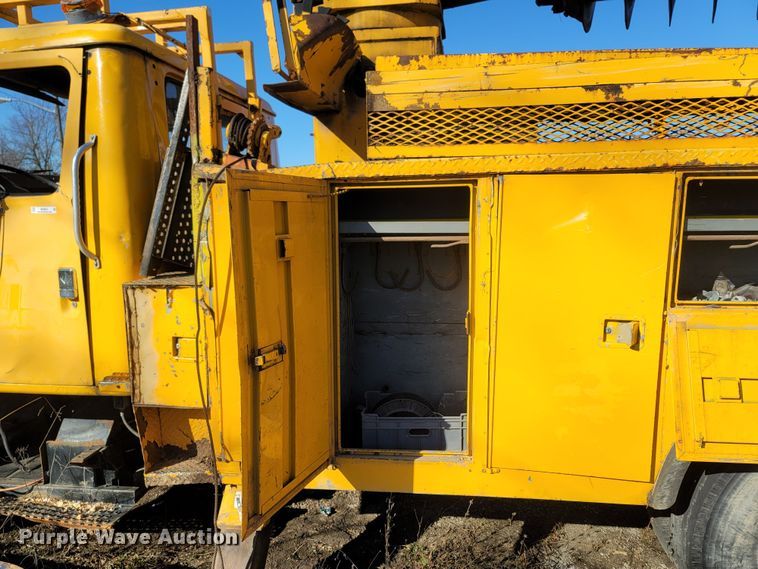 image for item MH9670 1991 International 4900  digger derrick truck