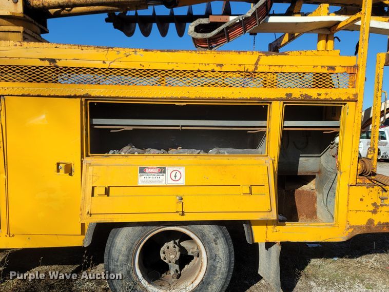 image for item MH9670 1991 International 4900  digger derrick truck