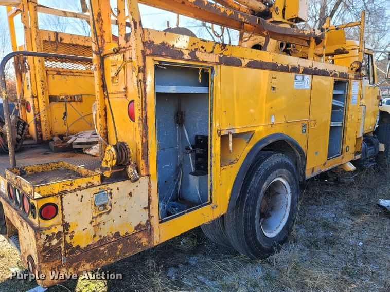 image for item MH9670 1991 International 4900  digger derrick truck