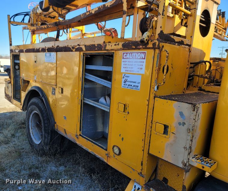 image for item MH9670 1991 International 4900  digger derrick truck