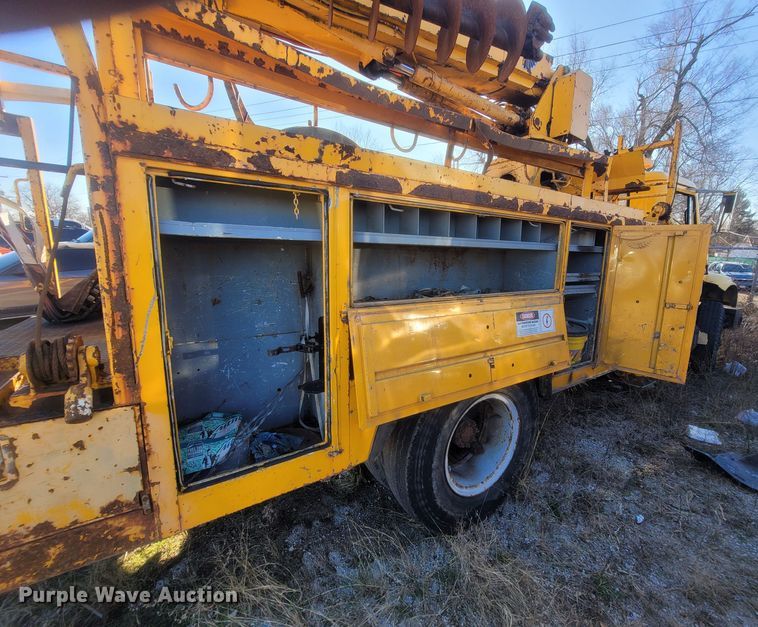 image for item MH9670 1991 International 4900  digger derrick truck