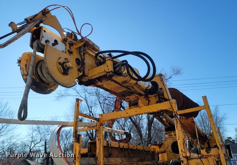 image for item MH9670 1991 International 4900  digger derrick truck