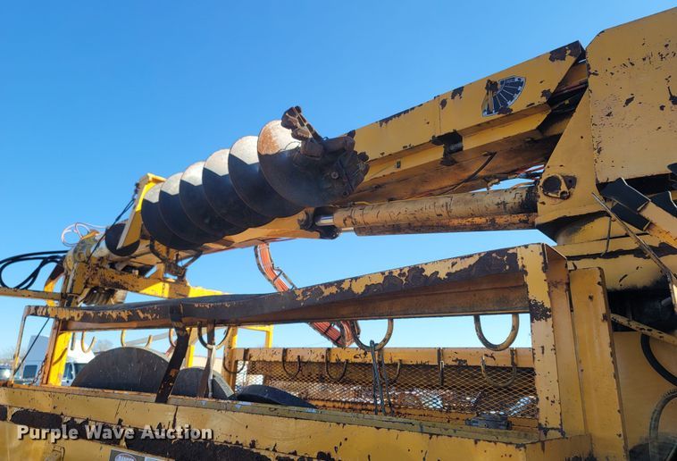 image for item MH9670 1991 International 4900  digger derrick truck