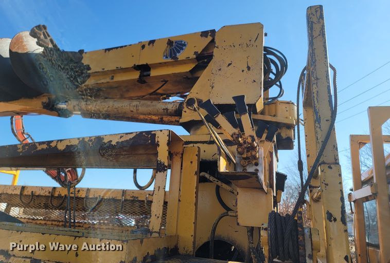 image for item MH9670 1991 International 4900  digger derrick truck